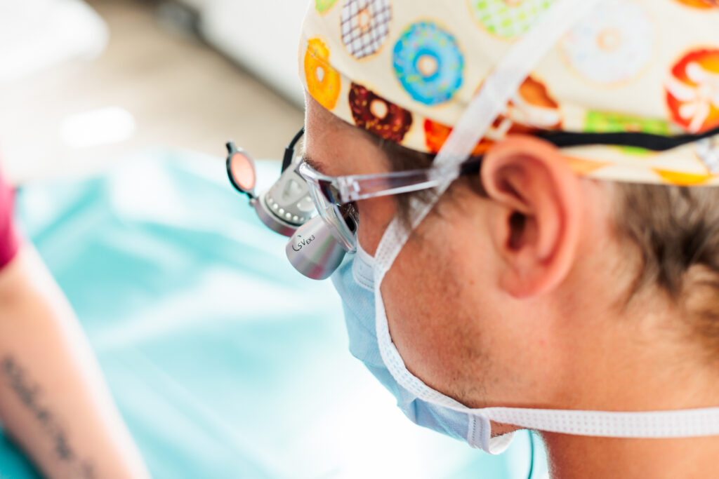 Zahnarzt in Behandlung | Fachzahnarzt für Ästhetik und Implantologie