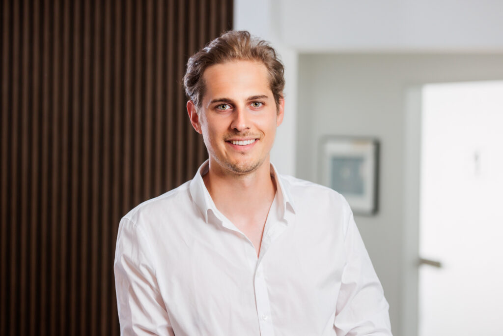 Zahnarzt Maximilian Sattler | Fachzahnarzt für Ästhetik und Implantologie